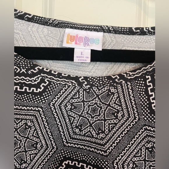 Lularoe Irma top. Size large, nice laying fabric - Picture 4 of 5